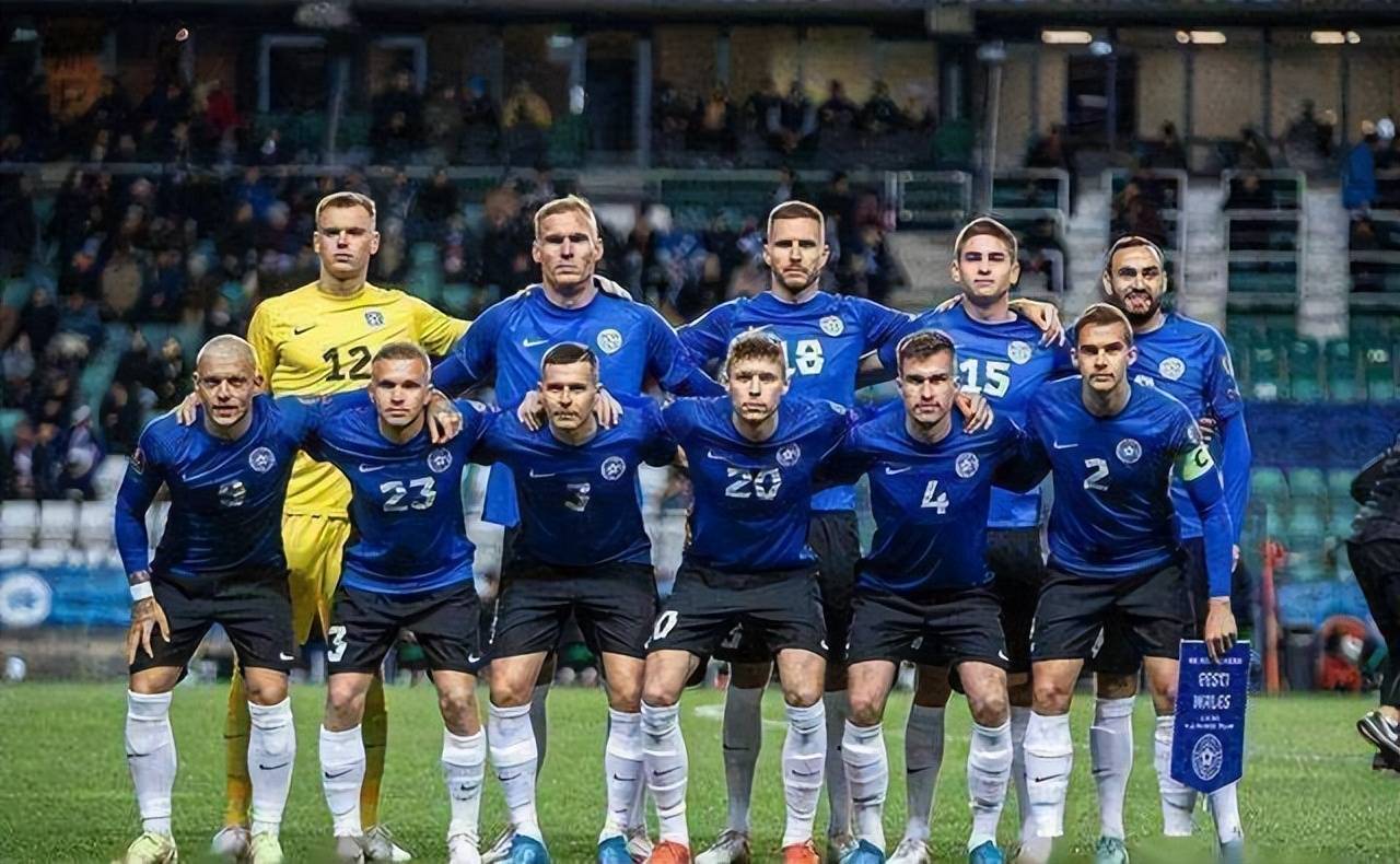 判若两队 判若两队